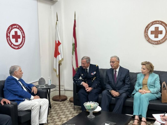 رئيس جمعية جوقة الشرف الفرنسية اختتم زيارته إلى لبنان بجولة على الصليب الأحمر ومستشفى أوتيل ديو