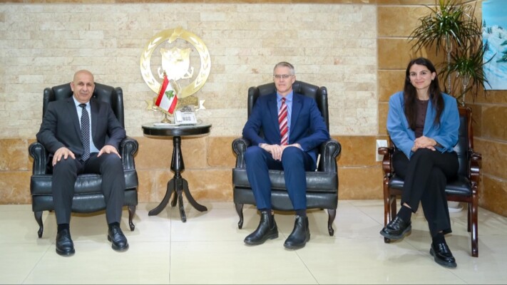 خريش تسلم من كرم مواد إسعافية مقدمة من "القوات اللبنانية " وبحث مع سفير أوستراليا في دعم الدفاع المدني