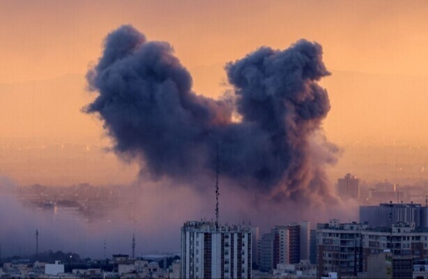 موقع سيمافور عن مسؤول أميركي: الضربات على إيران ستستمر خلال المحادثات ووقفها يقتصر على مواقع الطاقة