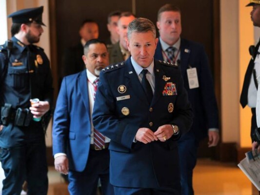 رئيس هيئة الأركان الأميركية المشتركة: الحصار على إيران يشمل جميع السفن بصرف النظر عن العلم الذي ترفعه