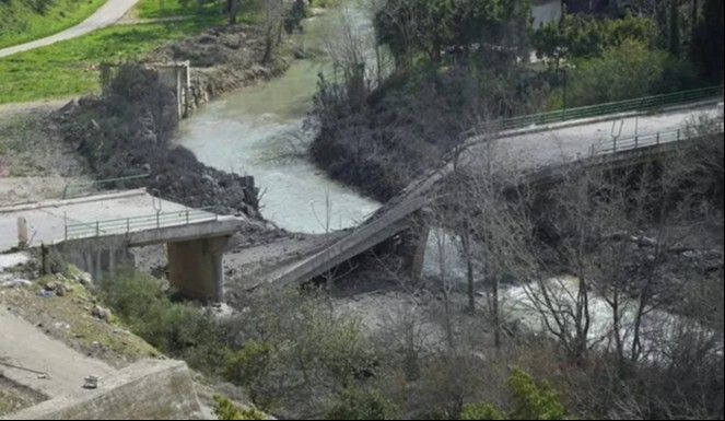 الطيران الإسرائيلي أغار مستهدفاً الطريق الساحلي الذي يربط صيدا بصور قبل عشرات الامتار من جسر القاسمية