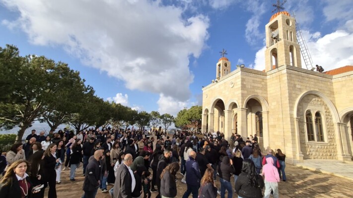 رعية الشويفات للروم الأرثوذكس احتفلت بخدمة جنّاز المسيح في كنيسة مار ميخائيل المدبّر