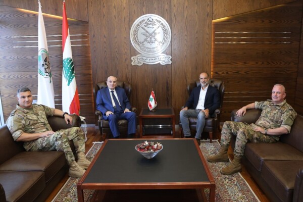وزير الدفاع بحث مع وزير الأشغال الخطط الموضوعة لإعادة تشغيل مطار القليعات