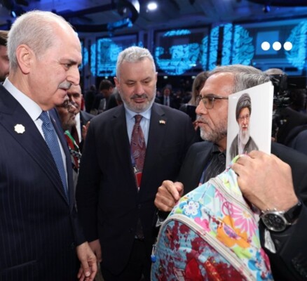 نائب ايراني يحمل في افتتاح دورة الاتحاد البرلماني حقيبة تعود لطفل قُتل في هجوم أميركي إسرائيلي استهدف مدرسة ابتدائية