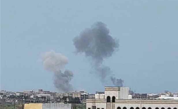 وسائل إعلام يمنية: "أنصار الله" استهدفت ميناء المخا بعدد من الصواريخ والمسيّرات