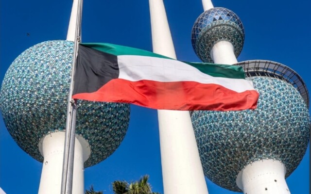 الجيش الكويتي: الدفاعات الجوية تتصدى لهجمات صاروخية وطائرات مسيرة معادية فجر اليوم