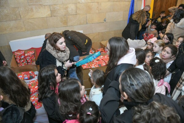 جامعة الروح القدس الكسليك والرهبانية اللبنانية المارونية وزعتا هدايا على أطفال الجنوب في رميش