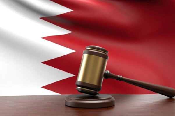 محكمة بحرينية حكمت بالسجن المؤبد لـ3 متهمين بالتخابر مع الحرس الثوري الإيراني للقيام بأعمال عدائية