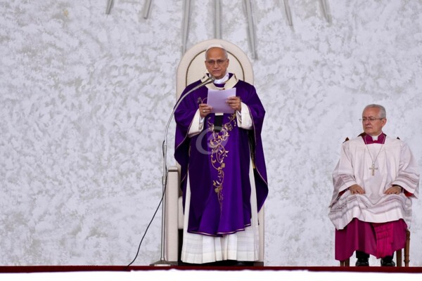 البابا: احمل معي صورة لطفل قُتل في غارات إسرائيلية استهدفت لبنان كان بين الحشود التي استقبلتني في بيروت