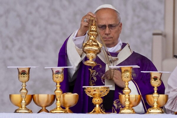 البابا يصف التهديدات الموجهة لجميع أبناء الشعب الإيراني بأنها "غير مقبولة" ويطلب من العالم التفكير في الضحايا