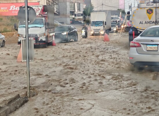 سيول جارفة بسبب الأمطار الغزيرة على طريق المكلس- المنصورية