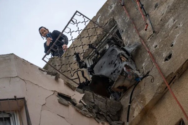 إذاعة الجيش الإسرائيلي: إصابة 4 أشخاص الليلة الماضية في بني براك شرق تل أبيب إثر سقوط شظايا صاروخية