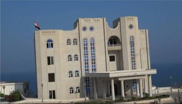 وزارة الإعلام اليمنية: رئيس الوزراء وأعضاء الحكومة بخير ومقتل مرافقين اثنين في استهداف قصر معاشيق في عدن