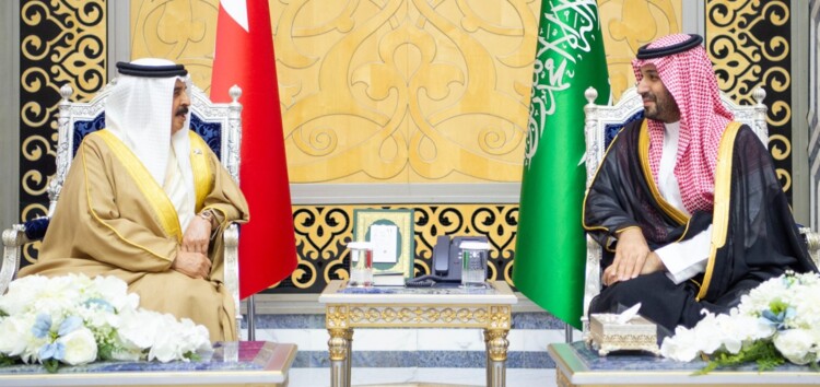 ملك البحرين وولي عهد السعودية بحثا بالمستجدات الإقليمية والجهود لتعزيز الأمن والاستقرار