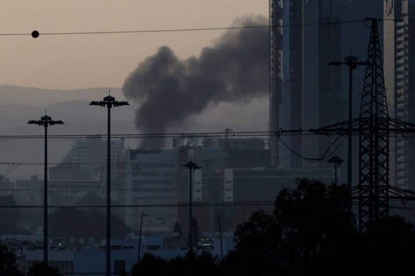 اصابات وحرائق في تل ابيب الكبرى جراء سقوط رؤوس متفجرة في 15 موقعا بعد هجوم صاروخي ايراني