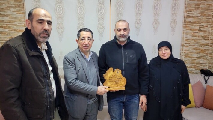 الحاج حسن زار عوائل الأسرى: العمل مستمر من أجل الوصول إلى حرية الأسرى وإنهاء معاناتهم