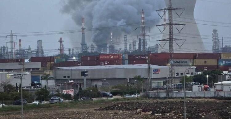 إذاعة الجيش الإسرائيلي: صاروخ إيراني يصيب مصافي النفط في حيفا