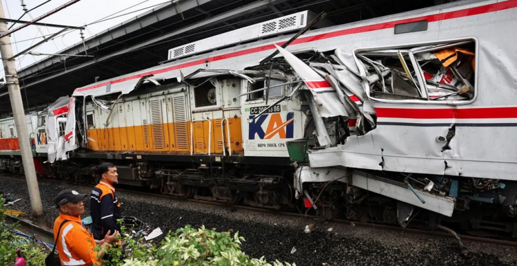 شركة سكك الحديد الإندونيسية: 14 قتيلا و84 جريحًا جراء تصادم قطارين قرب جاكرتا