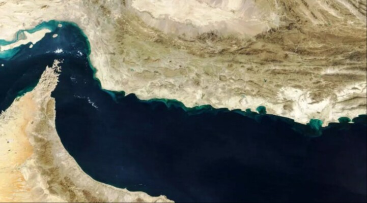 "رويترز" عن بيانات  تتبع السفن: حركة الشحن عبر مضيق هرمز متوقفة تماما اليوم الاثنين