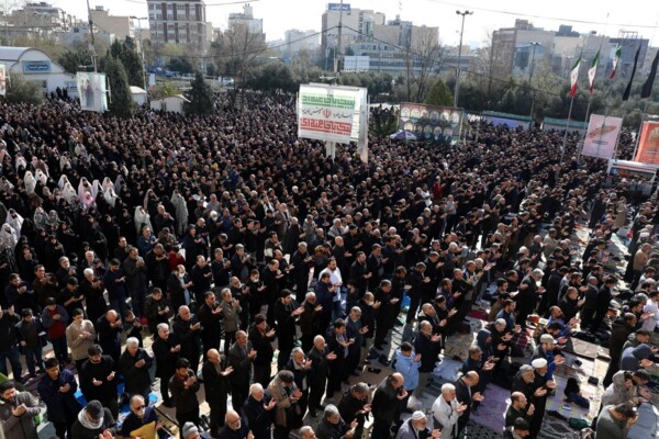 آلاف الإيرانيين يؤدون صلاة عيد الفطر في طهران رغم القصف وتصاعد التوترات