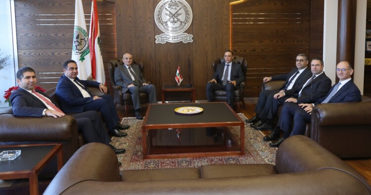 وزير الدفاع بحث مع مفوض الحكومة لدى المحكمة العسكرية بقضايا قانونية وقضائية