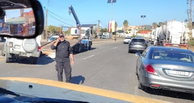 النشرة: ازدحام مروري على أوتوستراد الصفرا- جبيل بسبب تركيب أعلام لبنان والفاتيكان