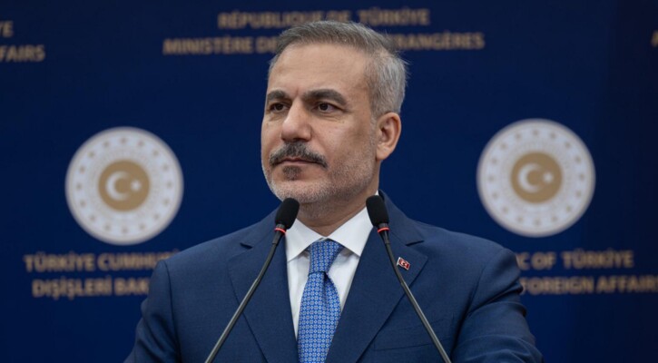 وزير الخارجية التركية بحث هاتفيًا مع نظيرَيه الإيراني والمصري بجهود إنهاء الحرب