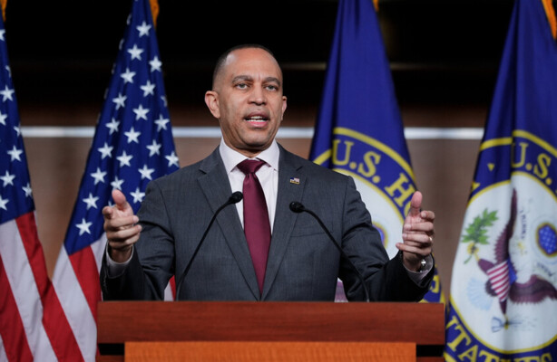 زعيم الديمقراطيين بمجلس النواب الأميركي: يجب ألا نرسل قوات برية إلى الشرق الأوسط تحت أي ظرف