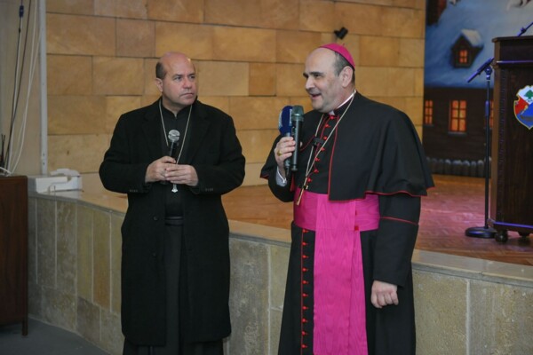 جامعة الروح القدس الكسليك والرهبانية اللبنانية المارونية وزعتا هدايا على أطفال الجنوب في رميش