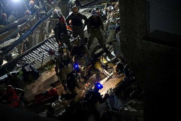 القناة 12 الإسرائيلية عن مصدر: انتشال جثتين من تحت أنقاض مبنى في حيفا تعرض أمس لهجوم صاروخي إيراني