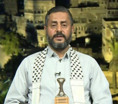 قيادي حوثي: قرار الوقوف إلى جانب إيران قد اتُخذ ونحن نراقب الوضع ويدنا على الزناد