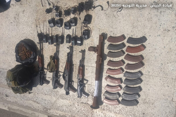 الجيش: توقيف 10 مواطنين لارتكابهم جرائم مختلفة وضبط أسلحة ومخدرات وتبادل لإطلاق النار خلال مداهمة في الليلكي