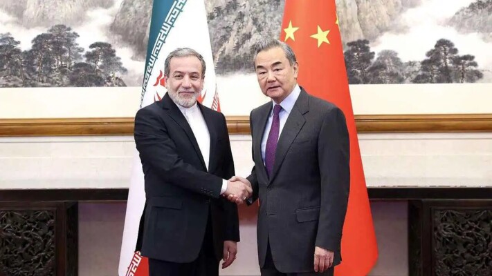 وزيرا خارجية الصين وإيران يجريان محادثات في بكين