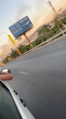 احتراق سيارة على اوتوستراد صيدا - محلة الغازية جراء احتكاك كهربائي