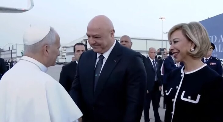 الرئيس عون يستقبل البابا لاوون الرابع عشر ويصافحه لدى وصوله إلى مطار بيروت