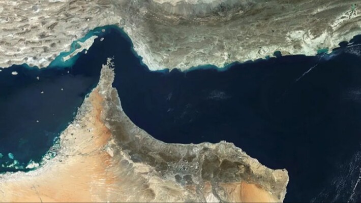 التلفزيون الإيراني: يحظر عبور السفن العسكرية في مضيق هرمز