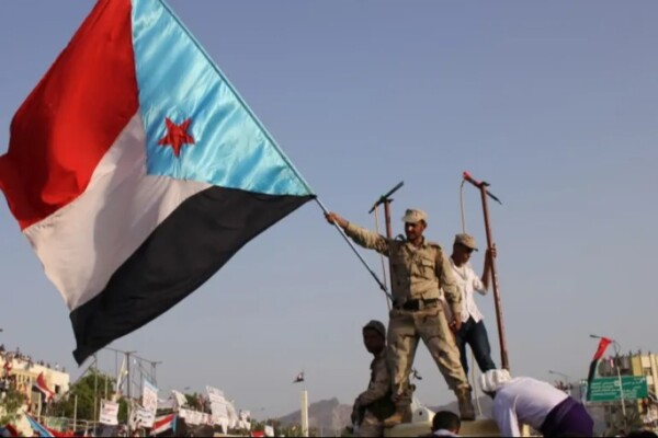 غارات تستهدف ميناء المكلا وانقسام داخل مجلس القيادة الرئاسي في اليمن