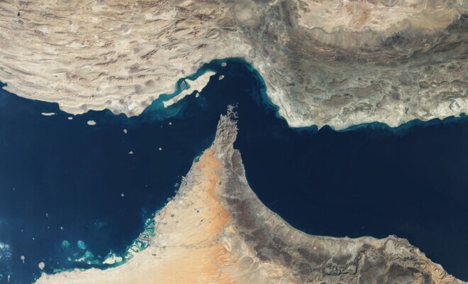 بلومبرغ: ناقلة غاز طبيعي مسال تحمل شحنة من قطر تعرضت لضربة بمقذوف أثناء عبورها مضيق هرمز