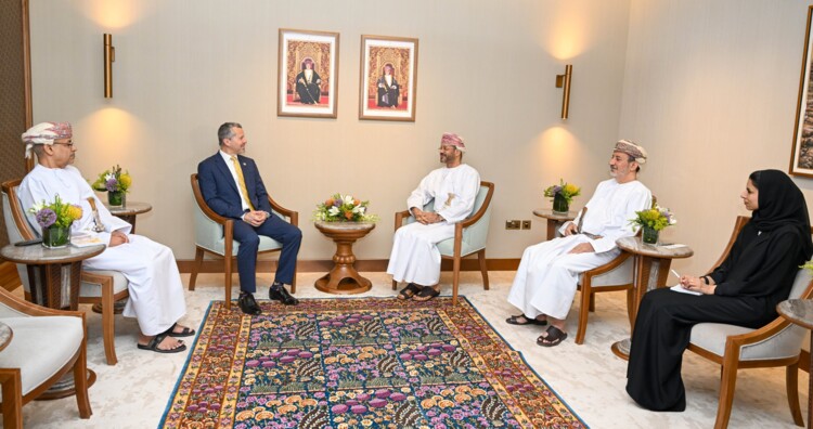 وزير الخارجية العماني بحث مع الأمين العام للمنظمة البحرية الدولية التحديات التي تواجه حركة الملاحة في المنطقة