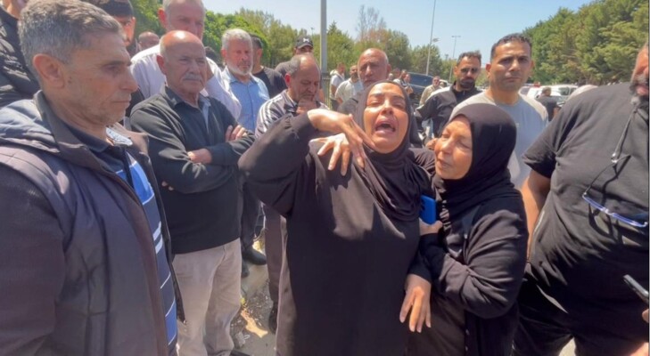 اعتصام في صور للمطالبة بالعمل لانتشال عائلة من تحت الأنقاض إثر غارة إسرائيلية في الحنية أمس