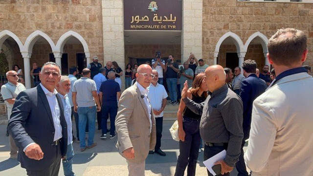 مكي جال ووفدا ديبلوماسيا في صور متفقدا الأضرار: الأولوية تتمثل في إعادة الأهالي إلى منازلهم وإعادة تشغيل مؤسسات الدولة