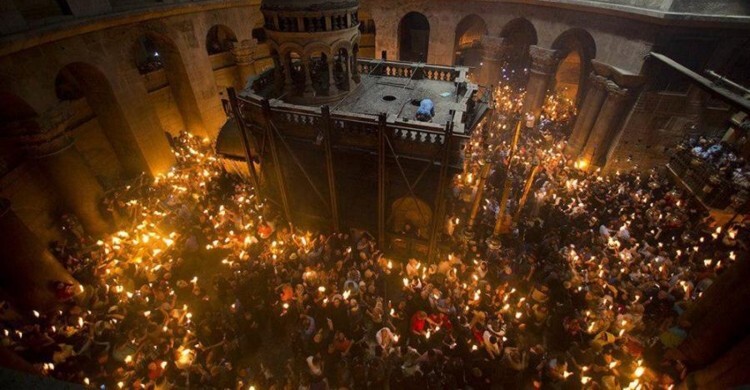 فيض النور المقدس من قبر السيد المسيح في كنيسة القيامة في القدس