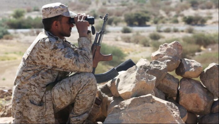 رويترز: قوات الحكومة اليمنية تهاجم مواقع الحوثيين في مديرية ذو باب المطلة على باب المندب