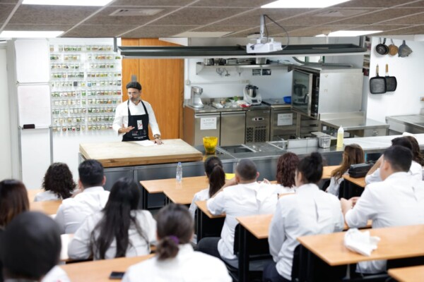 كلية السياحة وإدارة الفنادق في جامعة الحكمة شاركت في أسبوع المطبخ الإيطالي