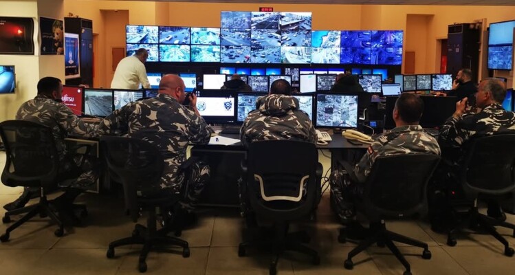 تعطل حافلة لنقل الركاب عند مستديرة عاليه باتجاه بيروت والسير سالك على مسرب واحد