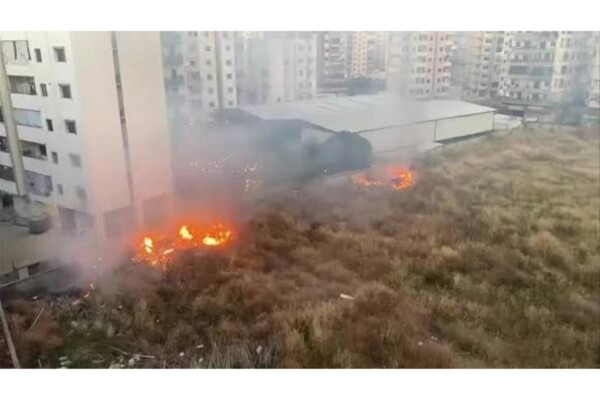 حريق في أرض عشبية في محلة ابن سينا والدفاع المدني يعمل على إخماده