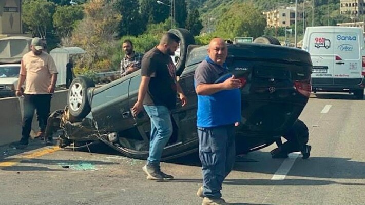 جريحان في انقلاب سيارة على اوتوستراد جبيل - البترون في محلة حصرايل