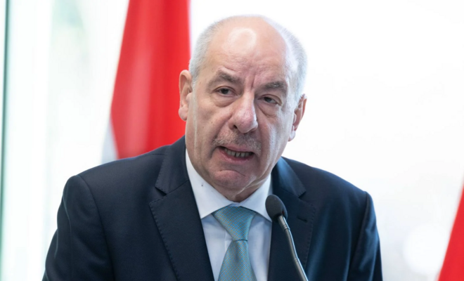 الرئيس المجري يعتزم توقيع تعديل دستوري ينهي فترة ولايته
