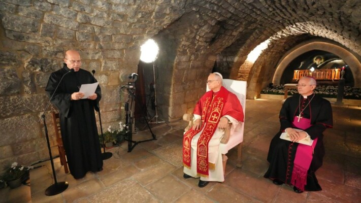 نعمة على نعمة في عنايا: قداسة البابا لاون الرابع عشر يزور ضريح القديس شربل