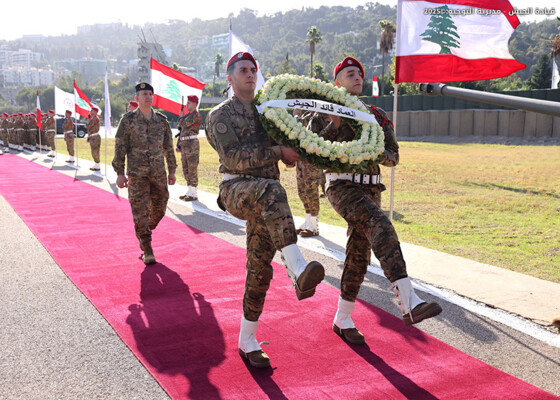 قائد الجيش وضع إكليلًا من الزهر على نصب شهداء الجيش في وزارة الدفاع بمناسبة الاستقلال
